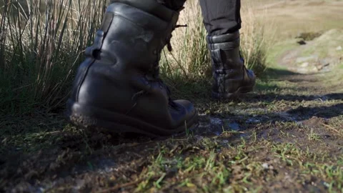 The boots of a person walking through an icy puddle 库存影片 251639624