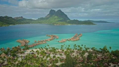 Bora Bora mount Otemanu dominating luxury overwater bungalows resort Stock-Fotos