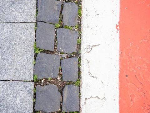 Border between running track and street paving stones. Treadmill concept. S.. Foto stock