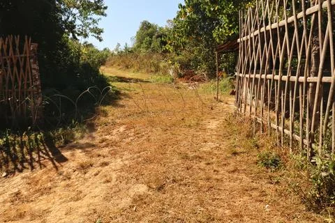 Border crossing between Thailand and Myanmar, protected with barbed wire, clo Foto stock
