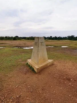 Border Marker Stone Between Kenya and Tanzania Foto stock