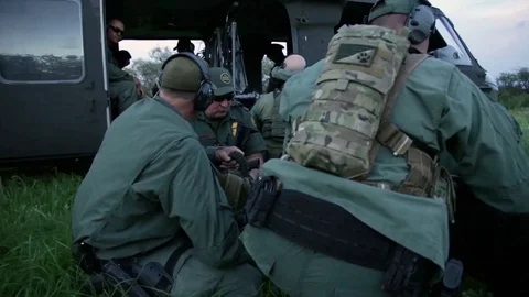 Border patrol agents deploy to search for illegal immigrants at Arizona border Stock-Footage 93782939