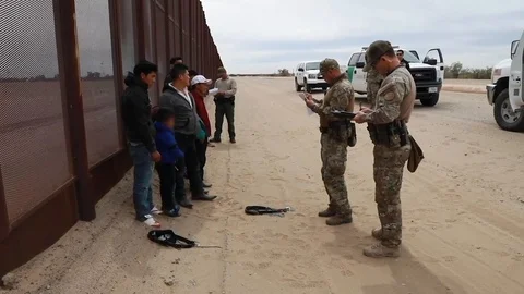 Border Patrol Taking Information from Immigrants  co Vidéo 116613629