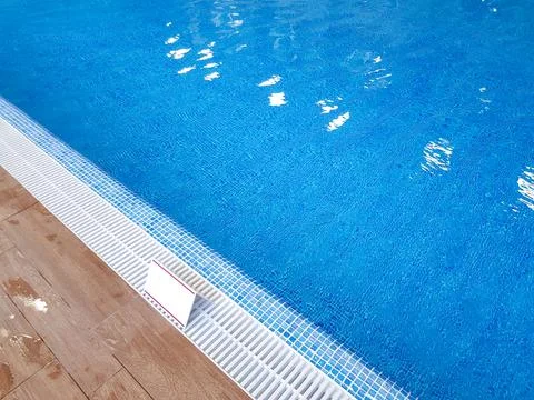 Borderline floor to pool with clear refreshing blue water in the modern resor Foto stock
