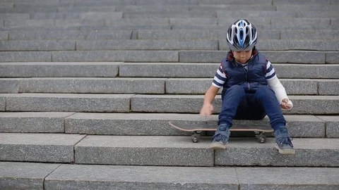 Bored white boy with broken arm Stock Footage 83996545