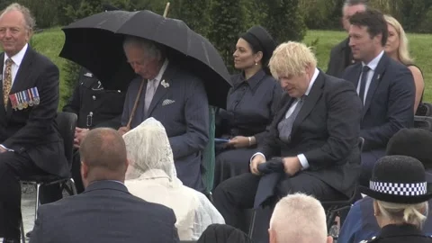 Boris Johnson struggles with an umbrella Vídeos de archivo 157870014