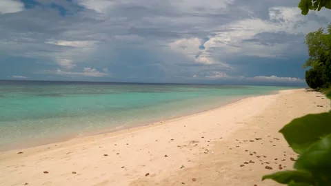 Borneo empty beach with crystal water 库存影片 141949881