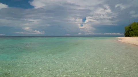 Borneo empty beach with crystal water 库存影片 141951534