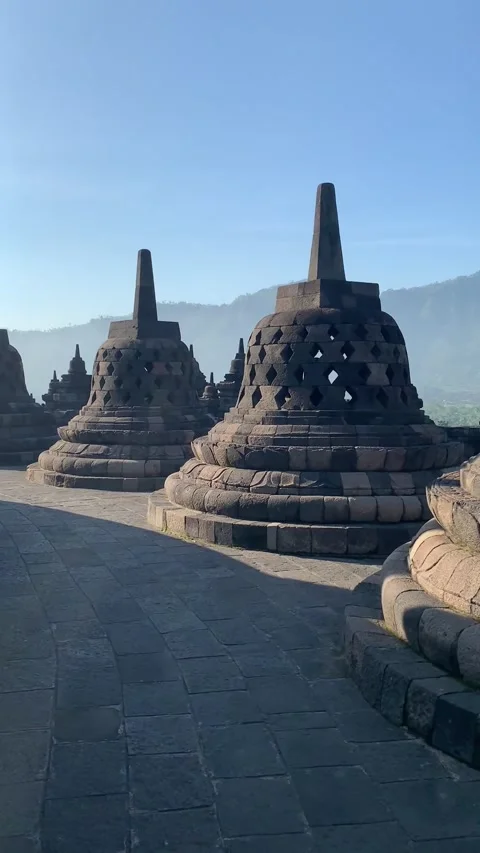 Borobudur temple in Yogyakarta Stockbeeldmateriaal 343147272