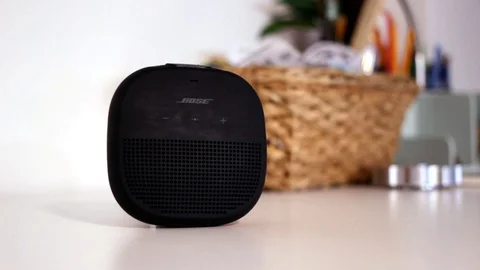 Bose Speaker Video stock 129581671