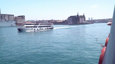 Bosphorus and tourist ships Vídeo Stock 146980853