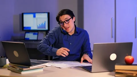 Boss calls manager and forces him to work on phone.quickly completes his work Vidéo 262194959