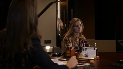 Boss is resolving the question 스톡 동영상 89137970