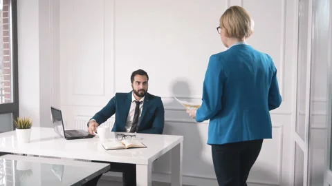 Boss Showing Data to Worker Видео 90032460