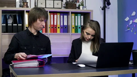 The boss signs the documents 스톡 동영상 165514045