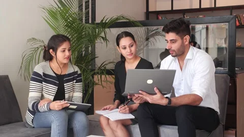 Boss talking about project details with young employees. Vídeos de archivo 146301715