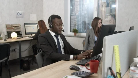 Boss throwing documents on the desk Video stock 125456122