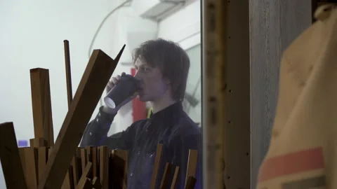 Boss is watching through the window 스톡 동영상 165513239