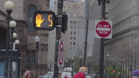 Boston Downtown Pedestrian Light Countdown Street Traffic 01 Smooth Handheld MP4 Видео 70009290