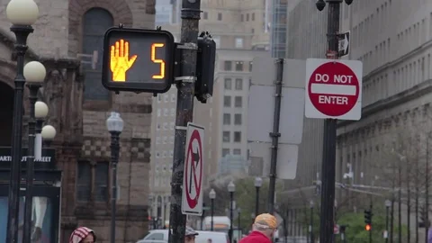 Boston Downtown Pedestrian Light Countdown and Street Traffic 01 HQ Vidéo 70031596