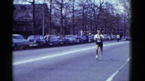 BOSTON MASS-1951: Runner In Bib 14 Competes In Street Race With Spectators And Vídeos de archivo 125878071