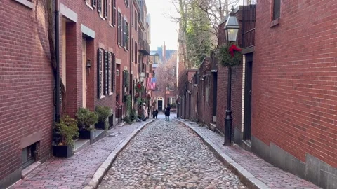 Boston: Residential houses and cobbled road on Acorn Street in Beacon Hill, 4K Stock-Footage 329374053