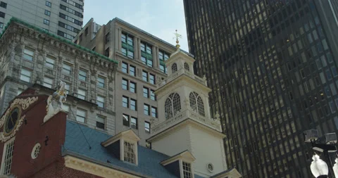 Boston's closeup colonial Old State house steeple handheld Vidéo 219212606