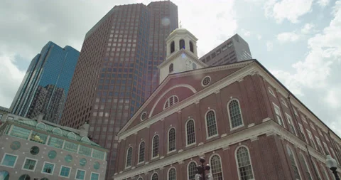 Boston's colonial Old State house low angle handheld with skyscrapers Vidéo 219222274