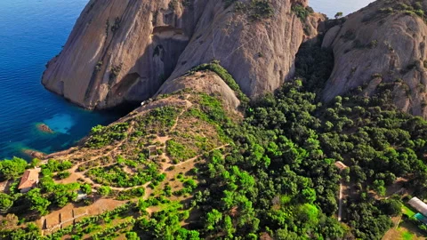 Botanical garden with Snug Cove framed by rugged cliffs in Parc du Mugel. Stockbeeldmateriaal 281007665