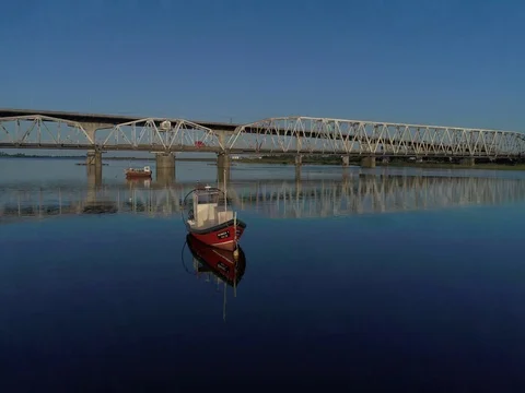 Bote en Rio Stock Footage
