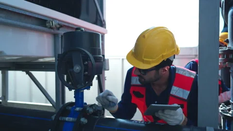 Both of engineers inspecting industrial pipeline and valve systems Vídeos de archivo 339644704