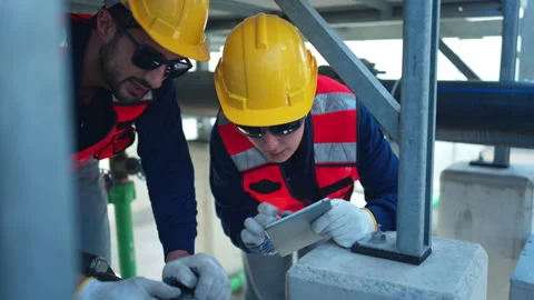 Both of engineers inspecting industrial pipeline and valve systems Vídeo Stock 339645446