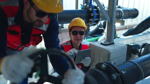 Both of engineers inspecting industrial pipeline and valve systems Vídeo Stock 339645468