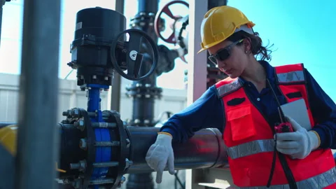 Both of engineers inspecting industrial pipeline and valve systems 스톡 동영상 339646433
