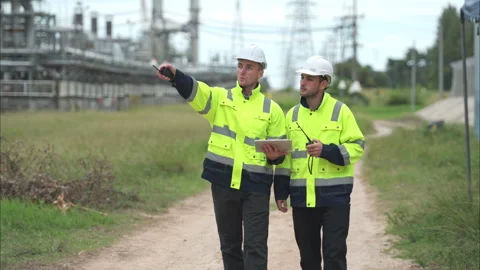 Both of Petroleum engineer is on a mission to inspect oil distillation Stock Footage 292191444