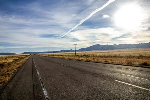 On both sides of the highway stretch the open spaces of the high-altitude des Stock-Fotos