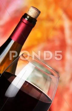 Bottle and glass of red wine Stock-Fotos