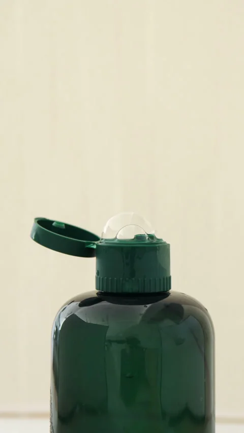 Bottle with bubbles cosmetics product, vertical. Shampoo or shower gel minima Vídeos de archivo 293694707
