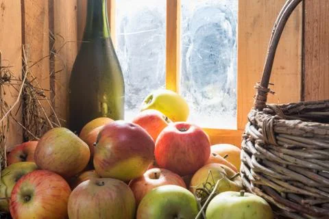 Bottle of cider with apples Fotos Stock