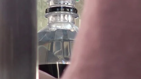 A bottle is filling up in a drinking water refilling station in Penghu, Taiwan. Vidéo 76967114