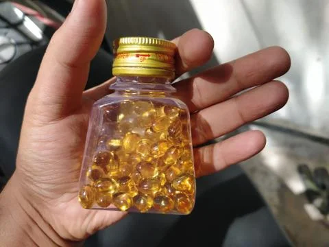 A bottle full of medicinal tablets that can help cure some kind of illness Stock-Fotos