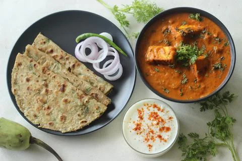 Bottle Gourd Flatbread served with cottage cheese masala. Indian flat bread m 스톡 사진