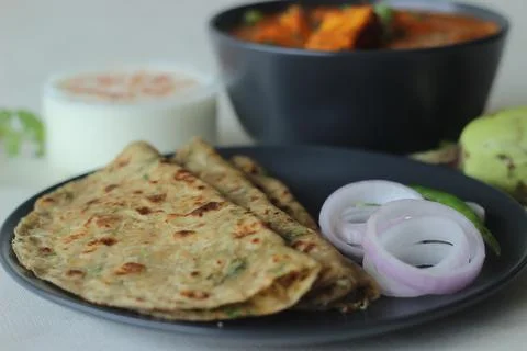 Bottle Gourd Flatbread served with cottage cheese masala. Indian flat bread m Fotos de archivo
