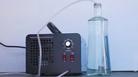 Bottle of iced water being ozonated with a round ozonating stone. Tubes leadi Vídeo Stock 143284332