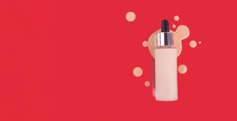 Bottle of makeup foundation and samples on red background. Liquid foundatio.. Foto stock