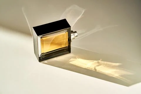 A bottle of perfume in the rays of the sun. Foto stock