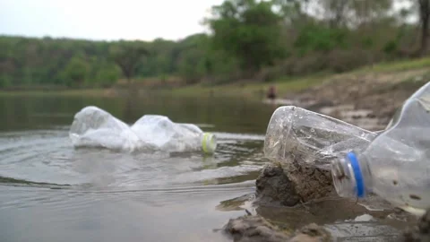 Bottle plastic in the river , waste and water pollution concept. Video stock 158532404