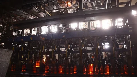 Bottle production Stockbeeldmateriaal 164043626