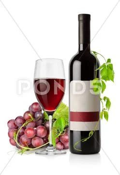 Bottle of red wine and grape Stock-Fotos