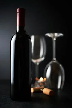 Bottle of red wine on dark background. Foto stock
